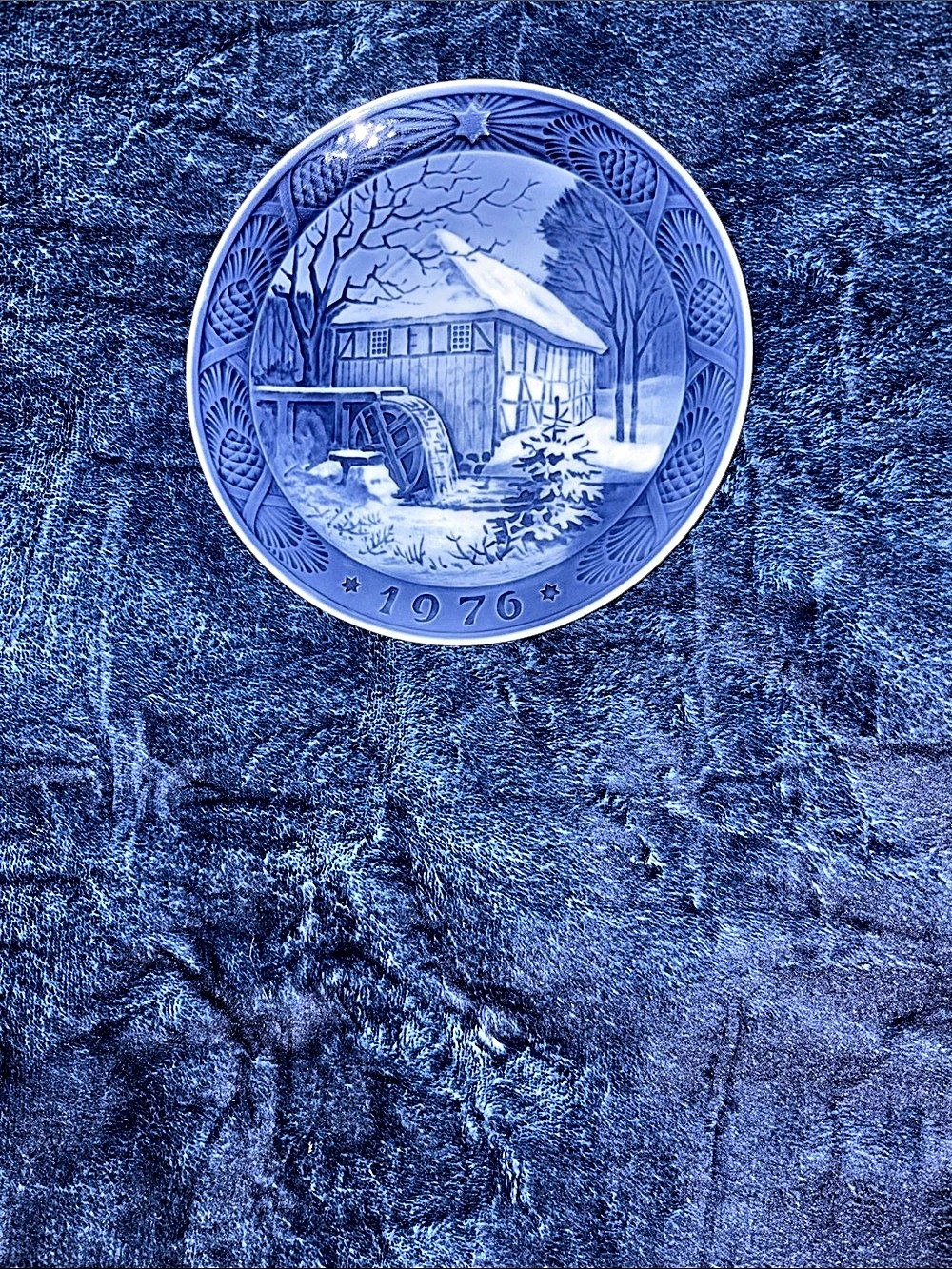 Bing & Grøndahl Christmas Plate 1976 Bing & Grøndahl Blue & White Holiday Plate